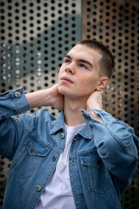 欧美年轻牛仔外套帅哥写真图片